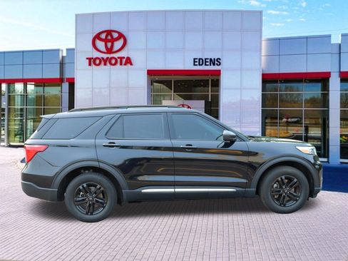 Used 2023 Ford Explorer XLT AWD/4WD image 2