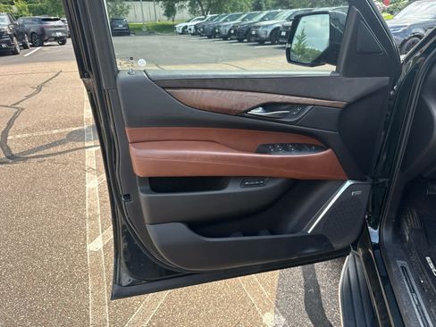 Used 2016 Cadillac Escalade Luxury AWD/4WD image 16