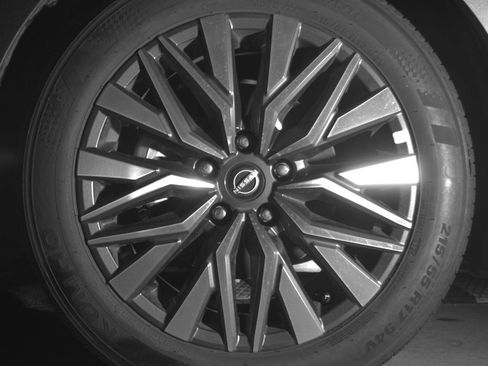 Used 2025 Nissan Altima 2.5 SV FWD image 12