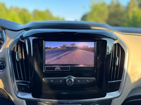 Used 2022 Chevrolet Traverse LS FWD image 19