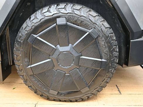 Used 2024 Tesla Cybertruck AWD Crew Cab image 11