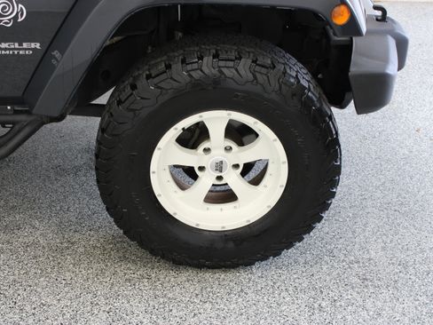 Used 2017 Jeep Wrangler Unlimited Sahara w/ Quick Order Package 24E Chief AWD/4WD image 5