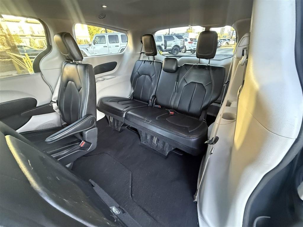 Used 2024 Chrysler Pacifica Touring-L FWD image 19