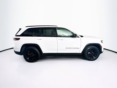 Used 2024 Jeep Grand Cherokee Altitude image 10