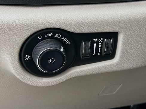Used 2019 Chrysler Pacifica Limited FWD image 15