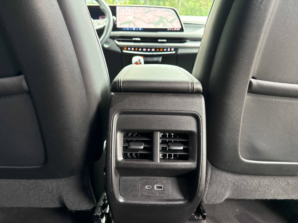 Used 2025 Cadillac XT4 Premium Luxury FWD image 29