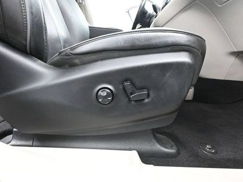Used 2018 Chrysler Pacifica Limited FWD image 50