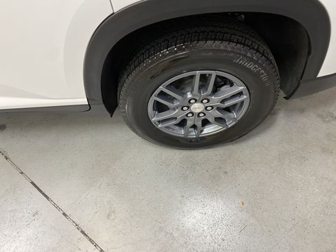 Used 2025 GMC Acadia Elevation image 12