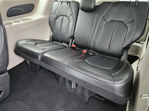 Used 2024 Chrysler Pacifica Touring-L image 30