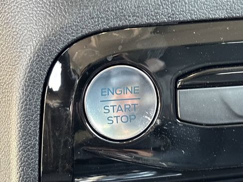 Used 2025 Ford Escape SE image 30