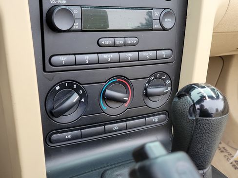 Used 2006 Ford Mustang Premium image 24