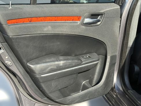 Used 2013 Chrysler 300 w/ Driver Convenience Group image 28