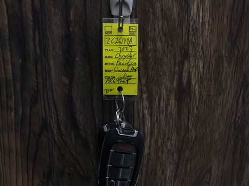 Used 2023 Chrysler Pacifica Limited AWD/4WD image 34