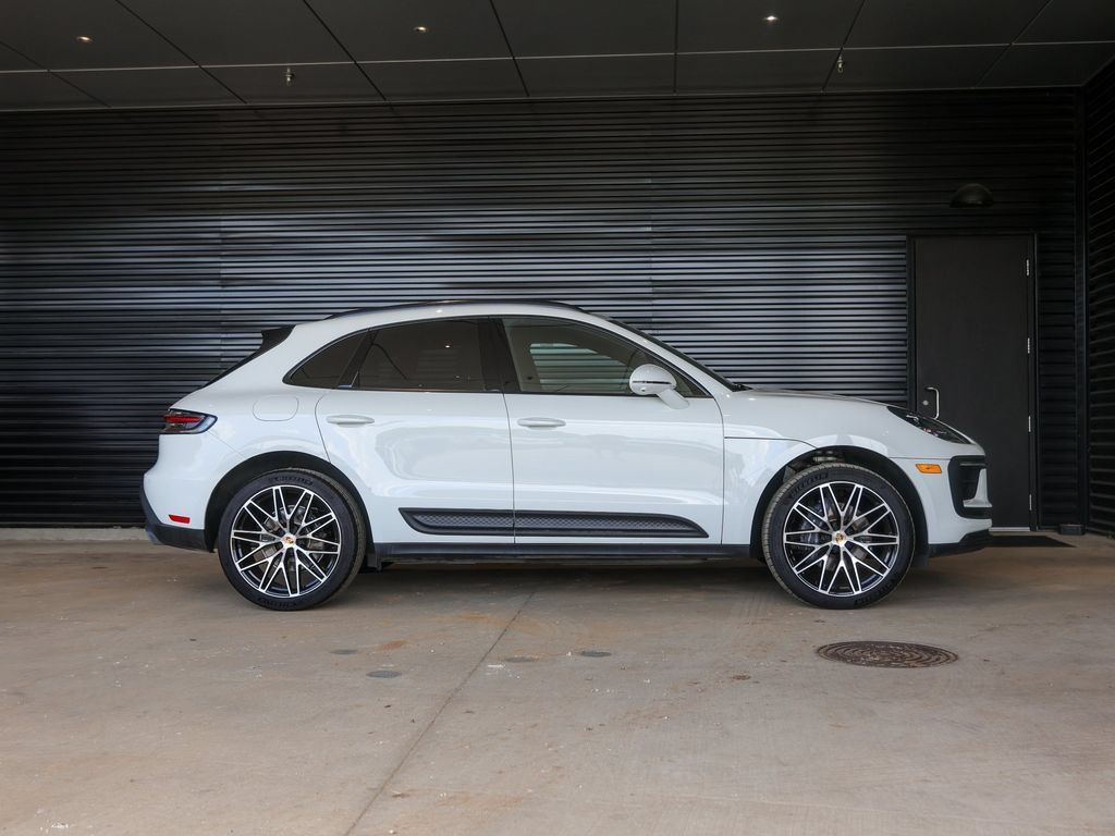Certified 2026 Porsche Macan AWD/4WD image 8