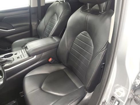Used 2020 Toyota Highlander XLE AWD/4WD image 14