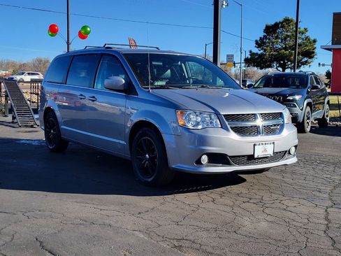 Used 2019 Dodge Grand Caravan SXT image 7
