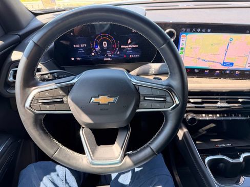 Used 2025 Chevrolet Traverse LT FWD image 19