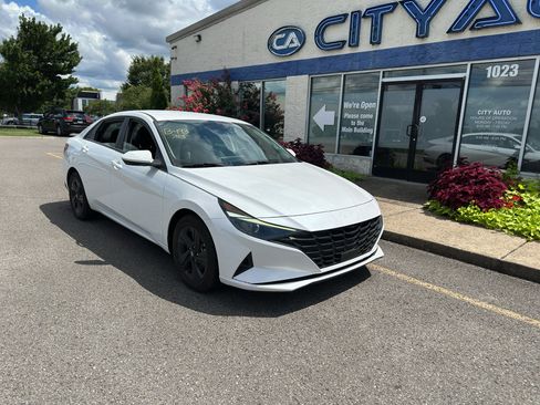 Used 2022 Hyundai Elantra SEL w/ Convenience Package FWD image 2