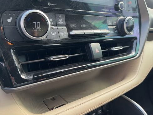 Used 2020 Toyota Highlander XLE AWD/4WD image 17