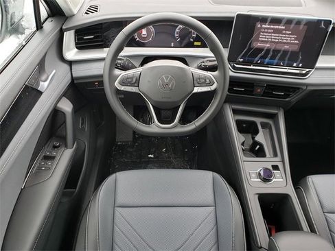 New 2026 Volkswagen Tiguan SE image 9