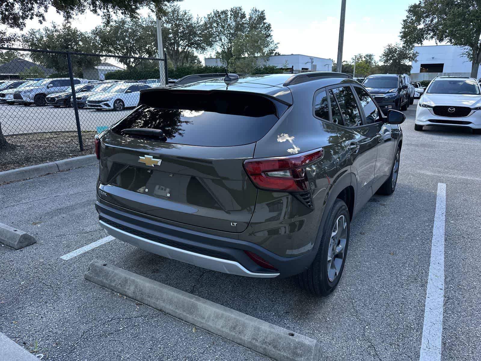Used 2024 Chevrolet Trax LT w/ Sunroof Package FWD image 8