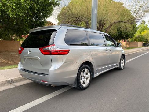 Used 2020 Toyota Sienna LE w/ LE Preferred Package image 5