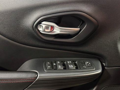 Used 2016 Jeep Cherokee Trailhawk w/ Cold Weather Group image 28