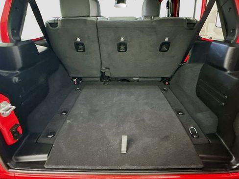 Used 2025 Jeep Wrangler Sahara image 29