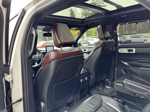 Used 2020 Ford Explorer Platinum w/ Premium Technology Package AWD/4WD image 29