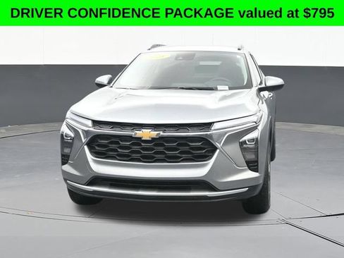 Used 2025 Chevrolet Trax LT w/ Driver Confidence Package FWD image 2