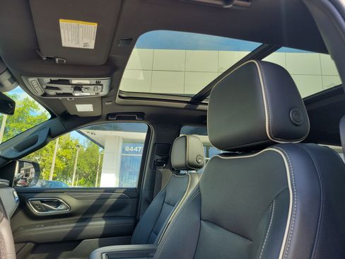 Used 2023 GMC Yukon SLT w/ SLT Premium Package image 11