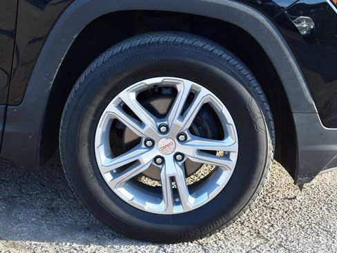 Used 2022 GMC Terrain SLE w/ Driver Convenience Package image 4