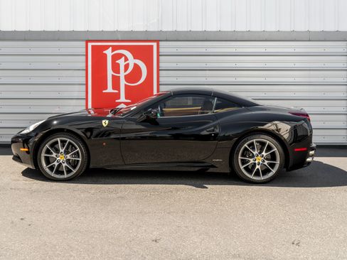 Used 2011 Ferrari California RWD image 37