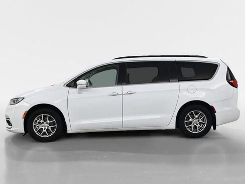 Used 2021 Chrysler Pacifica Touring-L FWD image 4
