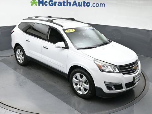 Used 2017 Chevrolet Traverse LT w/ Style and Technology Package image 3