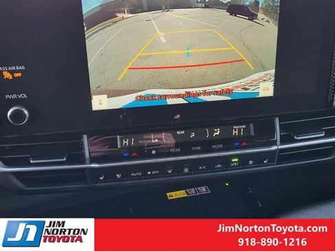 Used 2025 Toyota Sienna Limited image 19