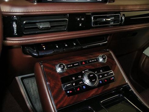 Used 2023 Lincoln Aviator Black Label w/ Class IV Trailer Tow Package image 23