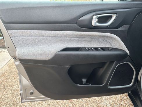 Used 2023 Jeep Compass Latitude image 25