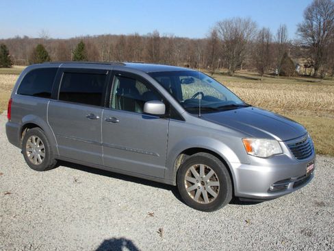 Used 2014 Chrysler Town & Country Touring w/ Driver Convenience Group image 1