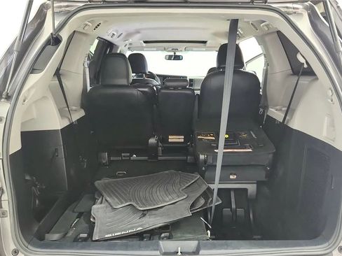 Used 2017 Toyota Sienna SE w/ SE Preferred Package FWD image 19