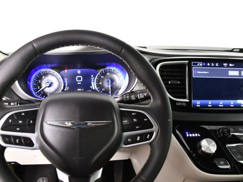 Used 2024 Chrysler Pacifica Touring-L FWD image 16