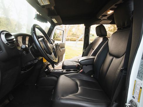 Used 2018 Jeep Wrangler Unlimited Sport S image 23