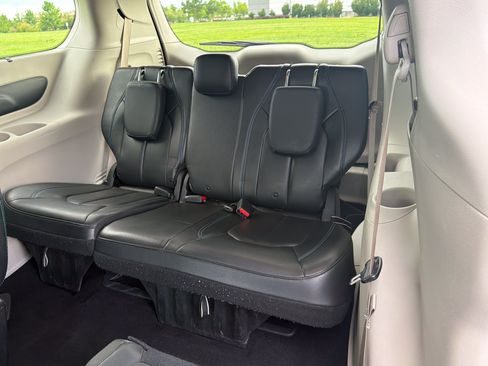 Used 2021 Chrysler Pacifica Touring-L FWD image 27
