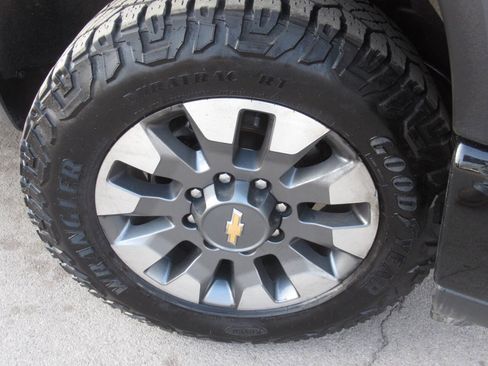 Used 2024 Chevrolet Silverado 2500 Custom w/ Custom Value Package AWD/4WD image 5