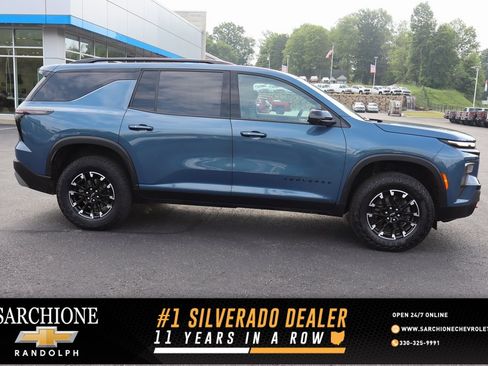 Used 2024 Chevrolet Traverse Z71 image 1