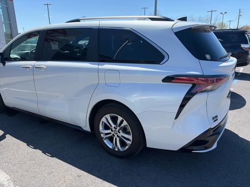 Used 2023 Toyota Sienna XSE AWD/4WD image 5