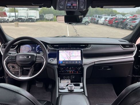 Used 2024 Jeep Grand Cherokee Limited w/ Luxury Tech Group II image 22