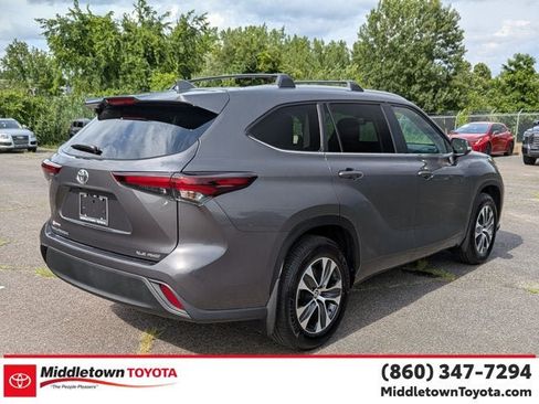 Used 2025 Toyota Highlander XLE AWD/4WD image 3