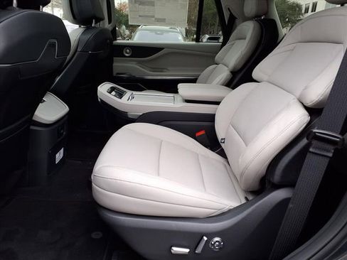 New 2025 Lincoln Navigator Reserve image 9