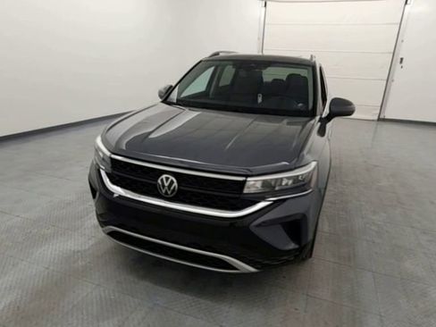 Used 2024 Volkswagen Taos SE w/ Panoramic Sunroof Package image 3